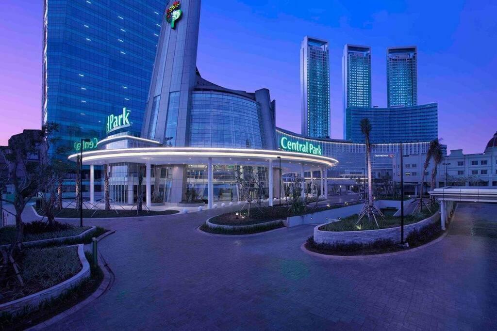 Homy 2 Bedroom Apartment Near Shopping Malls Giacarta Esterno foto