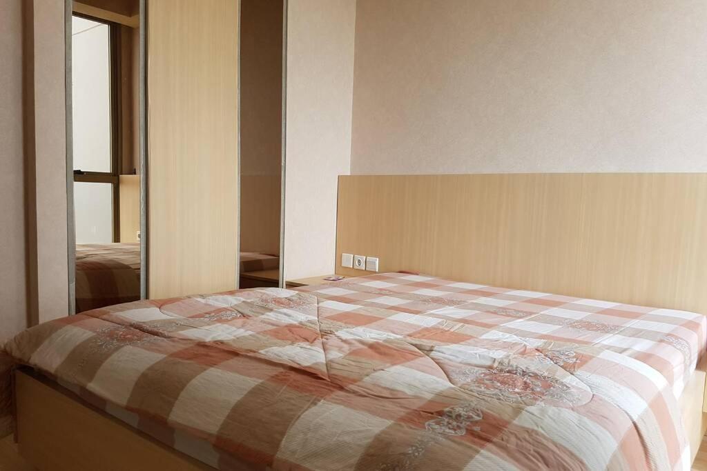 Homy 2 Bedroom Apartment Near Shopping Malls Giacarta Esterno foto